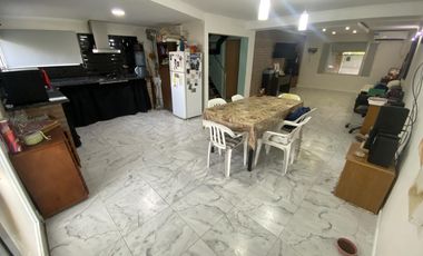 VENTA CASA 3 DORMITORIOS CON COCHERA Y PATIO