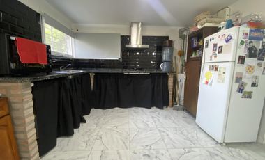 VENTA CASA 3 DORMITORIOS CON COCHERA Y PATIO