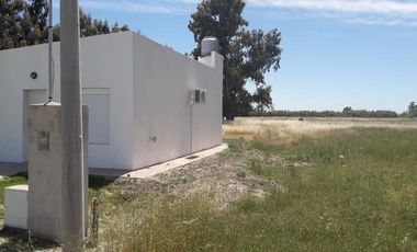 Casa en venta - 2 Dormitorios 1 Baño - Cochera - 1.050Mts2 - Bordenave, Puán