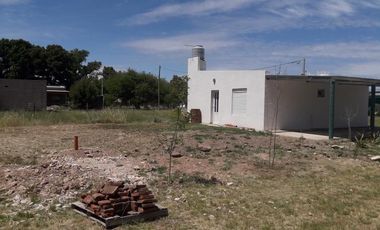 Casa en venta - 2 Dormitorios 1 Baño - Cochera - 1.050Mts2 - Bordenave, Puán