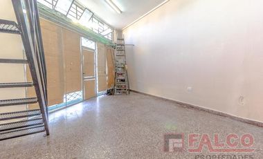 Local en esquina con entrepiso - Incluye expensas, abl y aysa