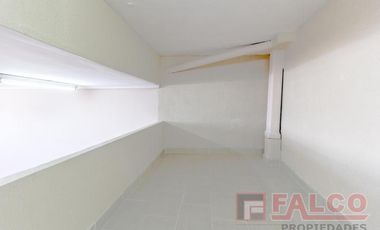 Local en esquina con entrepiso - Incluye expensas, abl y aysa