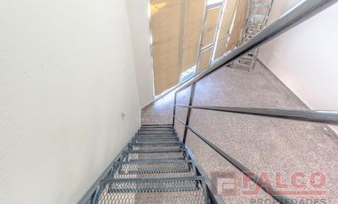 Local en esquina con entrepiso - Incluye expensas, abl y aysa