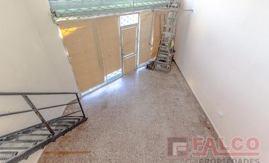 Local en esquina con entrepiso - Incluye expensas, abl y aysa