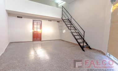 Local en esquina con entrepiso - Incluye expensas, abl y aysa