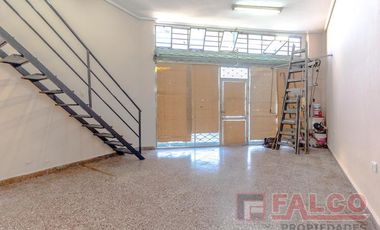 Local en esquina con entrepiso - Incluye expensas, abl y aysa