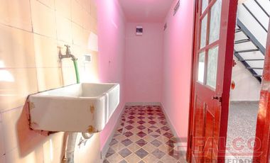 Local en esquina con entrepiso - Incluye expensas, abl y aysa