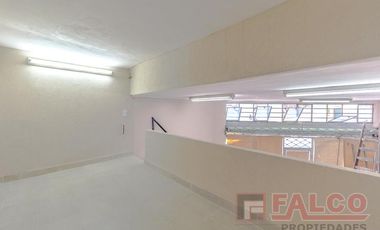 Local en esquina con entrepiso - Incluye expensas, abl y aysa