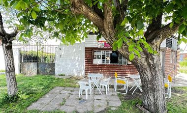 Casa en venta - 4 Dormitorios 1 Baño - Local - Etcheverry