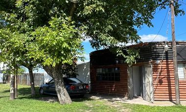 Casa en venta - 4 Dormitorios 1 Baño - Local - Etcheverry