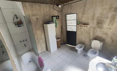 Casa en venta - 4 Dormitorios 1 Baño - Local - Etcheverry