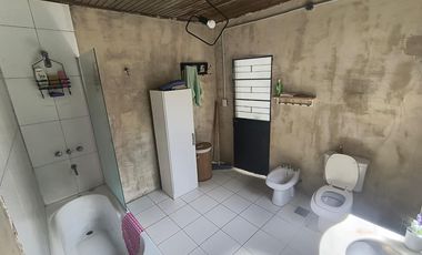 Casa en venta - 4 Dormitorios 1 Baño - Local - Etcheverry