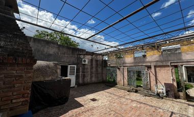 Casa en venta - 4 Dormitorios 1 Baño - Local - Etcheverry