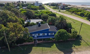 Casa en  venta a metros del mar y av. princial Mar Chiquita - Lote 745m2