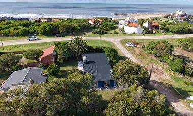 Casa en  venta a metros del mar y av. princial Mar Chiquita - Lote 745m2