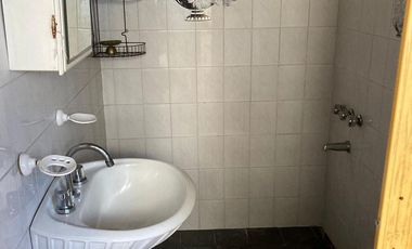 Casa en venta - 4 Dormitorios 2 Baños - Local - 152Mts2 - Quilmes