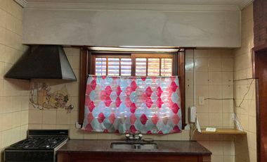 Casa en venta - 4 Dormitorios 2 Baños - Local - 152Mts2 - Quilmes