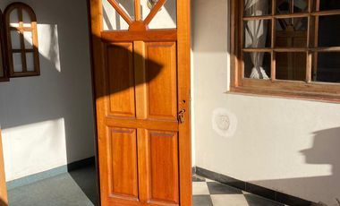 Casa en venta - 4 Dormitorios 2 Baños - Local - 152Mts2 - Quilmes