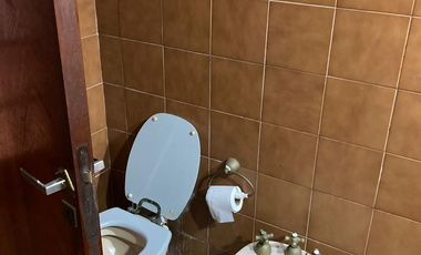 Casa en venta - 4 Dormitorios 2 Baños - Local - 152Mts2 - Quilmes