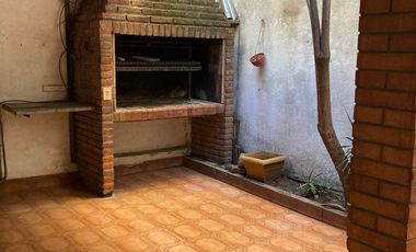 Casa en venta - 4 Dormitorios 2 Baños - Local - 152Mts2 - Quilmes