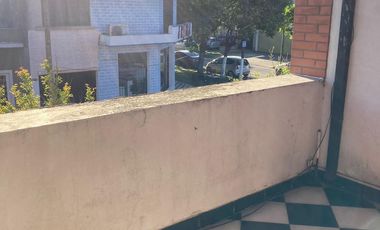 Casa en venta - 4 Dormitorios 2 Baños - Local - 152Mts2 - Quilmes