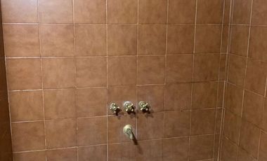 Casa en venta - 4 Dormitorios 2 Baños - Local - 152Mts2 - Quilmes