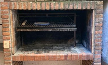 Casa en venta - 4 Dormitorios 2 Baños - Local - 152Mts2 - Quilmes