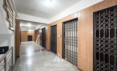 Depto Monoambiente al frente con balcón francés frente a Plaza Colón