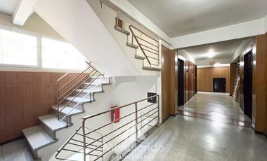 Depto Monoambiente al frente con balcón francés frente a Plaza Colón