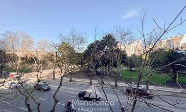 Depto Monoambiente al frente con balcón francés frente a Plaza Colón