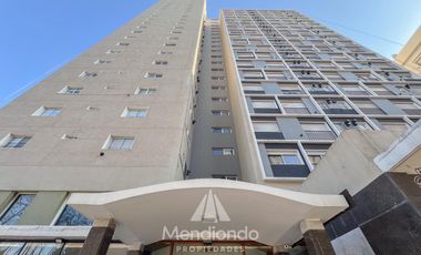 Depto Monoambiente al frente con balcón francés frente a Plaza Colón