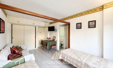 Depto Monoambiente al frente con balcón francés frente a Plaza Colón