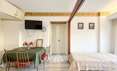 Depto Monoambiente al frente con balcón francés frente a Plaza Colón