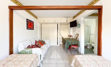 Depto Monoambiente al frente con balcón francés frente a Plaza Colón