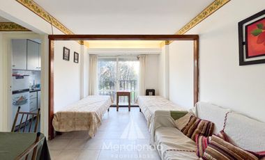 Depto Monoambiente al frente con balcón francés frente a Plaza Colón