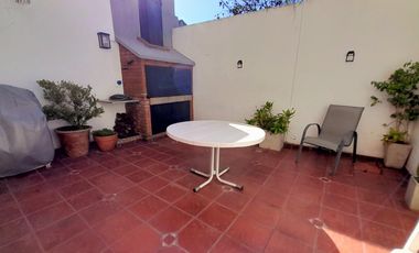 Sólido Dúplex 4 amb con detalles de categoría! Olivos.