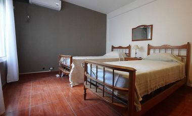 Departamento de dos plantas frente a la plaza principal