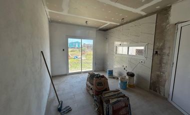 Casa en  venta a estrenar - estado al 80% - A 150mts de la playa