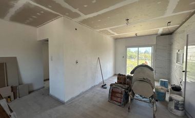 Casa en  venta a estrenar - estado al 80% - A 150mts de la playa