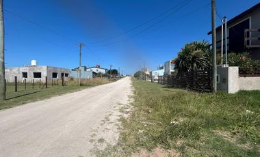 Casa en  venta a estrenar - estado al 80% - A 150mts de la playa