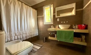 Casa en venta - 5 Dormitorios 4 Baños - Cochera - 1.645Mts2 - Lobos