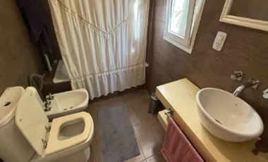 Casa en venta - 5 Dormitorios 4 Baños - Cochera - 1.645Mts2 - Lobos