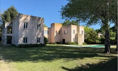 Casa en venta - 5 Dormitorios 4 Baños - Cochera - 1.645Mts2 - Lobos