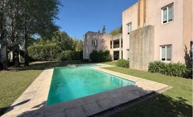 Casa en venta - 5 Dormitorios 4 Baños - Cochera - 1.645Mts2 - Lobos
