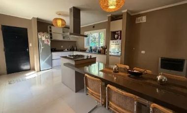 Casa en venta - 5 Dormitorios 4 Baños - Cochera - 1.645Mts2 - Lobos