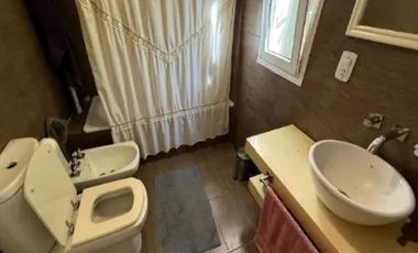 Casa en venta - 5 Dormitorios 4 Baños - Cochera - 1.645Mts2 - Lobos