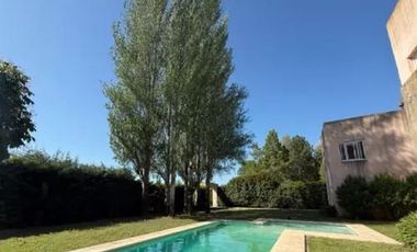 Casa en venta - 5 Dormitorios 4 Baños - Cochera - 1.645Mts2 - Lobos