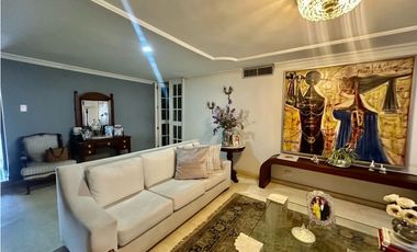 ELEGANTE Y AMPLIA CASA UBICADA BARRIO EL GOLF