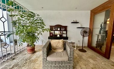 ELEGANTE Y AMPLIA CASA UBICADA BARRIO EL GOLF