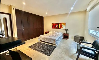 ELEGANTE Y AMPLIA CASA UBICADA BARRIO EL GOLF